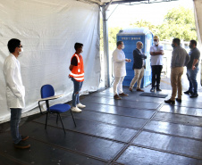 As medidas de contingência contra a COVID-19, adotadas no Porto de Paranaguá, serão usadas como modelo nas divisas, fronteiras e aeroportos do Paraná. Representantes da Secretaria Estadual de Saúde (SESA) visitaram as instalações portuárias nessa sexta-feira (19), para conhecer os protocolos de entrada de trabalhadores portuários e caminhoneiros. Desde março, foram 400 mil triagens realizadas, no acesso ao cais e ao pátio de descarga de grãos.
