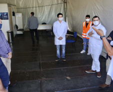 As medidas de contingência contra a COVID-19, adotadas no Porto de Paranaguá, serão usadas como modelo nas divisas, fronteiras e aeroportos do Paraná. Representantes da Secretaria Estadual de Saúde (SESA) visitaram as instalações portuárias nessa sexta-feira (19), para conhecer os protocolos de entrada de trabalhadores portuários e caminhoneiros. Desde março, foram 400 mil triagens realizadas, no acesso ao cais e ao pátio de descarga de grãos.
