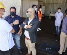 As medidas de contingência contra a COVID-19, adotadas no Porto de Paranaguá, serão usadas como modelo nas divisas, fronteiras e aeroportos do Paraná. Representantes da Secretaria Estadual de Saúde (SESA) visitaram as instalações portuárias nessa sexta-feira (19), para conhecer os protocolos de entrada de trabalhadores portuários e caminhoneiros. Desde março, foram 400 mil triagens realizadas, no acesso ao cais e ao pátio de descarga de grãos.
