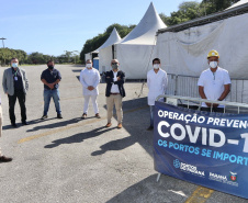 As medidas de contingência contra a COVID-19, adotadas no Porto de Paranaguá, serão usadas como modelo nas divisas, fronteiras e aeroportos do Paraná. Representantes da Secretaria Estadual de Saúde (SESA) visitaram as instalações portuárias nessa sexta-feira (19), para conhecer os protocolos de entrada de trabalhadores portuários e caminhoneiros. Desde março, foram 400 mil triagens realizadas, no acesso ao cais e ao pátio de descarga de grãos.
