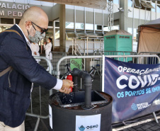 As medidas de contingência contra a COVID-19, adotadas no Porto de Paranaguá, serão usadas como modelo nas divisas, fronteiras e aeroportos do Paraná. Representantes da Secretaria Estadual de Saúde (SESA) visitaram as instalações portuárias nessa sexta-feira (19), para conhecer os protocolos de entrada de trabalhadores portuários e caminhoneiros. Desde março, foram 400 mil triagens realizadas, no acesso ao cais e ao pátio de descarga de grãos.
