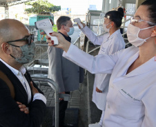 As medidas de contingência contra a COVID-19, adotadas no Porto de Paranaguá, serão usadas como modelo nas divisas, fronteiras e aeroportos do Paraná. Representantes da Secretaria Estadual de Saúde (SESA) visitaram as instalações portuárias nessa sexta-feira (19), para conhecer os protocolos de entrada de trabalhadores portuários e caminhoneiros. Desde março, foram 400 mil triagens realizadas, no acesso ao cais e ao pátio de descarga de grãos.
