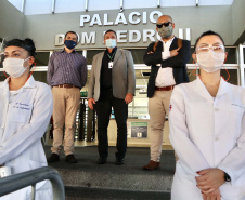 As medidas de contingência contra a COVID-19, adotadas no Porto de Paranaguá, serão usadas como modelo nas divisas, fronteiras e aeroportos do Paraná. Representantes da Secretaria Estadual de Saúde (SESA) visitaram as instalações portuárias nessa sexta-feira (19), para conhecer os protocolos de entrada de trabalhadores portuários e caminhoneiros. Desde março, foram 400 mil triagens realizadas, no acesso ao cais e ao pátio de descarga de grãos.
