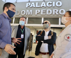 As medidas de contingência contra a COVID-19, adotadas no Porto de Paranaguá, serão usadas como modelo nas divisas, fronteiras e aeroportos do Paraná. Representantes da Secretaria Estadual de Saúde (SESA) visitaram as instalações portuárias nessa sexta-feira (19), para conhecer os protocolos de entrada de trabalhadores portuários e caminhoneiros. Desde março, foram 400 mil triagens realizadas, no acesso ao cais e ao pátio de descarga de grãos.
