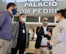 As medidas de contingência contra a COVID-19, adotadas no Porto de Paranaguá, serão usadas como modelo nas divisas, fronteiras e aeroportos do Paraná. Representantes da Secretaria Estadual de Saúde (SESA) visitaram as instalações portuárias nessa sexta-feira (19), para conhecer os protocolos de entrada de trabalhadores portuários e caminhoneiros. Desde março, foram 400 mil triagens realizadas, no acesso ao cais e ao pátio de descarga de grãos.

