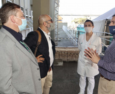 As medidas de contingência contra a COVID-19, adotadas no Porto de Paranaguá, serão usadas como modelo nas divisas, fronteiras e aeroportos do Paraná. Representantes da Secretaria Estadual de Saúde (SESA) visitaram as instalações portuárias nessa sexta-feira (19), para conhecer os protocolos de entrada de trabalhadores portuários e caminhoneiros. Desde março, foram 400 mil triagens realizadas, no acesso ao cais e ao pátio de descarga de grãos.
