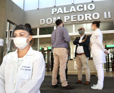 As medidas de contingência contra a COVID-19, adotadas no Porto de Paranaguá, serão usadas como modelo nas divisas, fronteiras e aeroportos do Paraná. Representantes da Secretaria Estadual de Saúde (SESA) visitaram as instalações portuárias nessa sexta-feira (19), para conhecer os protocolos de entrada de trabalhadores portuários e caminhoneiros. Desde março, foram 400 mil triagens realizadas, no acesso ao cais e ao pátio de descarga de grãos.
