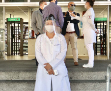 As medidas de contingência contra a COVID-19, adotadas no Porto de Paranaguá, serão usadas como modelo nas divisas, fronteiras e aeroportos do Paraná. Representantes da Secretaria Estadual de Saúde (SESA) visitaram as instalações portuárias nessa sexta-feira (19), para conhecer os protocolos de entrada de trabalhadores portuários e caminhoneiros. Desde março, foram 400 mil triagens realizadas, no acesso ao cais e ao pátio de descarga de grãos.
