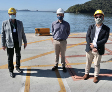 As medidas de contingência contra a COVID-19, adotadas no Porto de Paranaguá, serão usadas como modelo nas divisas, fronteiras e aeroportos do Paraná. Representantes da Secretaria Estadual de Saúde (SESA) visitaram as instalações portuárias nessa sexta-feira (19), para conhecer os protocolos de entrada de trabalhadores portuários e caminhoneiros. Desde março, foram 400 mil triagens realizadas, no acesso ao cais e ao pátio de descarga de grãos.
