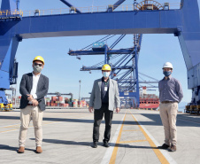 As medidas de contingência contra a COVID-19, adotadas no Porto de Paranaguá, serão usadas como modelo nas divisas, fronteiras e aeroportos do Paraná. Representantes da Secretaria Estadual de Saúde (SESA) visitaram as instalações portuárias nessa sexta-feira (19), para conhecer os protocolos de entrada de trabalhadores portuários e caminhoneiros. Desde março, foram 400 mil triagens realizadas, no acesso ao cais e ao pátio de descarga de grãos.
