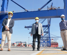 As medidas de contingência contra a COVID-19, adotadas no Porto de Paranaguá, serão usadas como modelo nas divisas, fronteiras e aeroportos do Paraná. Representantes da Secretaria Estadual de Saúde (SESA) visitaram as instalações portuárias nessa sexta-feira (19), para conhecer os protocolos de entrada de trabalhadores portuários e caminhoneiros. Desde março, foram 400 mil triagens realizadas, no acesso ao cais e ao pátio de descarga de grãos.
