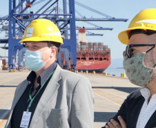 As medidas de contingência contra a COVID-19, adotadas no Porto de Paranaguá, serão usadas como modelo nas divisas, fronteiras e aeroportos do Paraná. Representantes da Secretaria Estadual de Saúde (SESA) visitaram as instalações portuárias nessa sexta-feira (19), para conhecer os protocolos de entrada de trabalhadores portuários e caminhoneiros. Desde março, foram 400 mil triagens realizadas, no acesso ao cais e ao pátio de descarga de grãos.
