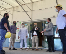 As medidas de contingência contra a COVID-19, adotadas no Porto de Paranaguá, serão usadas como modelo nas divisas, fronteiras e aeroportos do Paraná. Representantes da Secretaria Estadual de Saúde (SESA) visitaram as instalações portuárias nessa sexta-feira (19), para conhecer os protocolos de entrada de trabalhadores portuários e caminhoneiros. Desde março, foram 400 mil triagens realizadas, no acesso ao cais e ao pátio de descarga de grãos.
