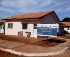 Cinquenta famílias no Norte Pioneiro do Estado que viviam em situação de risco ganharam nesta quinta-feira (25), as chaves da casa própria. O projeto é uma parceria entre Cohapar e a Secretária de Estado, da Justiça, Família e Trabalho (Sejuf), o órgão que coordena o programa Nossa Gente. As unidades habitacionais foram distribuídas em dois conjuntos, trinta casas no loteamento Pôr do Sol e vinte moradias no Bairro São Francisco de Assis. 