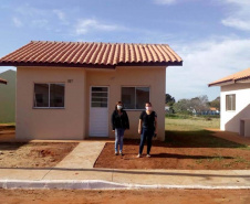 Cinquenta famílias no Norte Pioneiro do Estado que viviam em situação de risco ganharam nesta quinta-feira (25), as chaves da casa própria. O projeto é uma parceria entre Cohapar e a Secretária de Estado, da Justiça, Família e Trabalho (Sejuf), o órgão que coordena o programa Nossa Gente. As unidades habitacionais foram distribuídas em dois conjuntos, trinta casas no loteamento Pôr do Sol e vinte moradias no Bairro São Francisco de Assis. 
