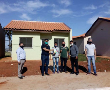 Cinquenta famílias no Norte Pioneiro do Estado que viviam em situação de risco ganharam nesta quinta-feira (25), as chaves da casa própria. O projeto é uma parceria entre Cohapar e a Secretária de Estado, da Justiça, Família e Trabalho (Sejuf), o órgão que coordena o programa Nossa Gente. As unidades habitacionais foram distribuídas em dois conjuntos, trinta casas no loteamento Pôr do Sol e vinte moradias no Bairro São Francisco de Assis. 