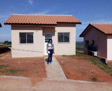 Cinquenta famílias no Norte Pioneiro do Estado que viviam em situação de risco ganharam nesta quinta-feira (25), as chaves da casa própria. O projeto é uma parceria entre Cohapar e a Secretária de Estado, da Justiça, Família e Trabalho (Sejuf), o órgão que coordena o programa Nossa Gente. As unidades habitacionais foram distribuídas em dois conjuntos, trinta casas no loteamento Pôr do Sol e vinte moradias no Bairro São Francisco de Assis. 
