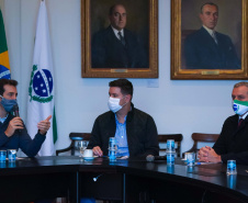 O Governo do Estado instala nesta sexta-feira (26) o Comitê de Planejamento de Retorno às Aulas Pós-pandemia, que vai estabelecer um plano único de volta às aulas presenciais em todo Paraná. O comitê terá a participação de todos os setores representativos da educação no Estado, tanto da rede pública quanto particular, e das secretarias estaduais da Educação, Saúde, Casa Civil e Planejamento. Foto: Guilherme Flores/Casa Civil