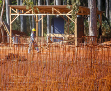 Do alto, o grande receptor circular em construção pela Companhia de Saneamento do Paraná (Sanepar) chama atenção. Ele é peça-chave na ampliação da Estação de Tratamento de Esgoto (ETE) Norte, em Londrina, na Região Norte do Paraná. Foto Gilson Abreu