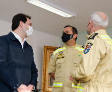 O governador Carlos Massa Ratinho Junior visitou nesta quinta-feira (2) a sede do Comando do Corpo de Bombeiros do Paraná, em Curitiba, e agradeceu o trabalho desempenhado pelas equipes da corporação durante a pandemia provocada pelo novo coronavírus e o ciclone extratropical que atingiu o Sul do País nesta semana. Ele saudou a assistência rápida, a dedicação e a ajuda desses servidores nesse momento de dificuldade. Hoje é o Dia Nacional do Bombeiro.
