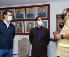O governador Carlos Massa Ratinho Junior visitou nesta quinta-feira (2) a sede do Comando do Corpo de Bombeiros do Paraná, em Curitiba, e agradeceu o trabalho desempenhado pelas equipes da corporação durante a pandemia provocada pelo novo coronavírus e o ciclone extratropical que atingiu o Sul do País nesta semana. Ele saudou a assistência rápida, a dedicação e a ajuda desses servidores nesse momento de dificuldade. Hoje é o Dia Nacional do Bombeiro.
