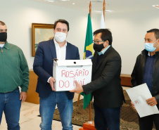 Agricultores familiares de 15 comunidades de Rosário do Ivaí, no Vale do Ivaí, vão receber o mapa e o memorial descritivo das propriedades onde vivem, uma das etapas do processo de regularização fundiária de suas terras. A documentação, que vai beneficiar 110 famílias, foi entregue nesta quinta-feira (02) pelo governador Carlos Massa Ratinho Junior ao prefeito Ilton Shiguemi Kuroda.
