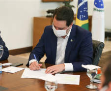 O governador Carlos Massa Ratinho Junior nomeou nesta quinta-feira (02) novos integrantes para a equipe de gestão do Estado. O deputado estadual Marcel Micheletto assume a Secretaria de Estado da Administração e Previdência e o antropólogo Mauro Rockembach será titular da Secretaria de Estado da Justiça, Família e Trabalho. Foto:Geraldo Bubniak/AEN