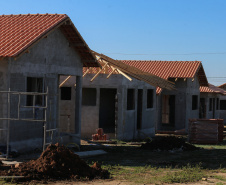   As 30 casas do novo conjunto habitacional de São João do Triunfo ainda têm a cor cinza de reboco na parede, madeira exposta nos telhados e como pano de fundo o corre-corre da construção civil, mas elas já estão visíveis em um espaço plano de 13,7 mil metros quadrados