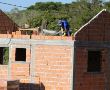 As 30 casas do novo conjunto habitacional de São João do Triunfo ainda têm a cor cinza de reboco na parede, madeira exposta nos telhados e como pano de fundo o corre-corre da construção civil, mas elas já estão visíveis em um espaço plano de 13,7 mil metros quadrados
