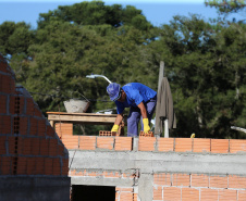 As 30 casas do novo conjunto habitacional de São João do Triunfo ainda têm a cor cinza de reboco na parede, madeira exposta nos telhados e como pano de fundo o corre-corre da construção civil, mas elas já estão visíveis em um espaço plano de 13,7 mil metros quadrados