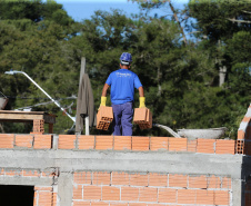 As 30 casas do novo conjunto habitacional de São João do Triunfo ainda têm a cor cinza de reboco na parede, madeira exposta nos telhados e como pano de fundo o corre-corre da construção civil, mas elas já estão visíveis em um espaço plano de 13,7 mil metros quadrados