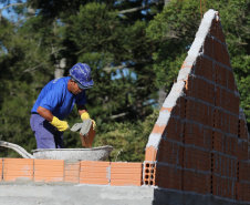 As 30 casas do novo conjunto habitacional de São João do Triunfo ainda têm a cor cinza de reboco na parede, madeira exposta nos telhados e como pano de fundo o corre-corre da construção civil, mas elas já estão visíveis em um espaço plano de 13,7 mil metros quadrados