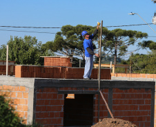 As 30 casas do novo conjunto habitacional de São João do Triunfo ainda têm a cor cinza de reboco na parede, madeira exposta nos telhados e como pano de fundo o corre-corre da construção civil, mas elas já estão visíveis em um espaço plano de 13,7 mil metros quadrados