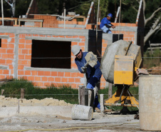 As 30 casas do novo conjunto habitacional de São João do Triunfo ainda têm a cor cinza de reboco na parede, madeira exposta nos telhados e como pano de fundo o corre-corre da construção civil, mas elas já estão visíveis em um espaço plano de 13,7 mil metros quadrados