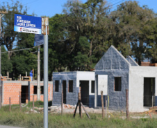 As 30 casas do novo conjunto habitacional de São João do Triunfo ainda têm a cor cinza de reboco na parede, madeira exposta nos telhados e como pano de fundo o corre-corre da construção civil, mas elas já estão visíveis em um espaço plano de 13,7 mil metros quadrados