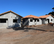 As 30 casas do novo conjunto habitacional de São João do Triunfo ainda têm a cor cinza de reboco na parede, madeira exposta nos telhados e como pano de fundo o corre-corre da construção civil, mas elas já estão visíveis em um espaço plano de 13,7 mil metros quadrados