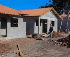 As 30 casas do novo conjunto habitacional de São João do Triunfo ainda têm a cor cinza de reboco na parede, madeira exposta nos telhados e como pano de fundo o corre-corre da construção civil, mas elas já estão visíveis em um espaço plano de 13,7 mil metros quadrados