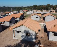 As 30 casas do novo conjunto habitacional de São João do Triunfo ainda têm a cor cinza de reboco na parede, madeira exposta nos telhados e como pano de fundo o corre-corre da construção civil, mas elas já estão visíveis em um espaço plano de 13,7 mil metros quadrados