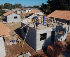 As 30 casas do novo conjunto habitacional de São João do Triunfo ainda têm a cor cinza de reboco na parede, madeira exposta nos telhados e como pano de fundo o corre-corre da construção civil, mas elas já estão visíveis em um espaço plano de 13,7 mil metros quadrados