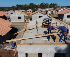 As 30 casas do novo conjunto habitacional de São João do Triunfo ainda têm a cor cinza de reboco na parede, madeira exposta nos telhados e como pano de fundo o corre-corre da construção civil, mas elas já estão visíveis em um espaço plano de 13,7 mil metros quadrados