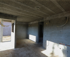 As 30 casas do novo conjunto habitacional de São João do Triunfo ainda têm a cor cinza de reboco na parede, madeira exposta nos telhados e como pano de fundo o corre-corre da construção civil, mas elas já estão visíveis em um espaço plano de 13,7 mil metros quadrados