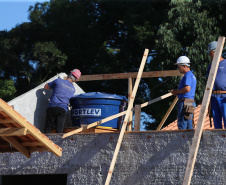 As 30 casas do novo conjunto habitacional de São João do Triunfo ainda têm a cor cinza de reboco na parede, madeira exposta nos telhados e como pano de fundo o corre-corre da construção civil, mas elas já estão visíveis em um espaço plano de 13,7 mil metros quadrados