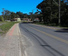 Outra obra que contou com parceria estadual, mas essa já concluída, é a revitalização da Avenida das Araucárias (Estrada da Ladeira). Os 2,6 quilômetros receberam pavimentação asfáltica, ciclovias, iluminação e calçadas com paver, além de sinalização horizontal e vertical. Essa conexão dá acesso alternativo à PR-151, rodovia que conecta o município a Palmeira e São Mateus do Sul.
 Foto: Geraldo Bubniak/AEN