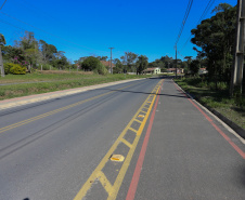 Outra obra que contou com parceria estadual, mas essa já concluída, é a revitalização da Avenida das Araucárias (Estrada da Ladeira). Os 2,6 quilômetros receberam pavimentação asfáltica, ciclovias, iluminação e calçadas com paver, além de sinalização horizontal e vertical. Essa conexão dá acesso alternativo à PR-151, rodovia que conecta o município a Palmeira e São Mateus do Sul.
 Foto: Geraldo Bubniak/AEN