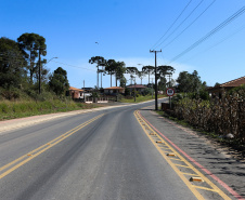 Outra obra que contou com parceria estadual, mas essa já concluída, é a revitalização da Avenida das Araucárias (Estrada da Ladeira). Os 2,6 quilômetros receberam pavimentação asfáltica, ciclovias, iluminação e calçadas com paver, além de sinalização horizontal e vertical. Essa conexão dá acesso alternativo à PR-151, rodovia que conecta o município a Palmeira e São Mateus do Sul.
 Foto: Geraldo Bubniak/AEN