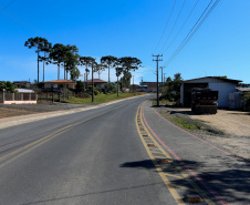 Outra obra que contou com parceria estadual, mas essa já concluída, é a revitalização da Avenida das Araucárias (Estrada da Ladeira). Os 2,6 quilômetros receberam pavimentação asfáltica, ciclovias, iluminação e calçadas com paver, além de sinalização horizontal e vertical. Essa conexão dá acesso alternativo à PR-151, rodovia que conecta o município a Palmeira e São Mateus do Sul.
 Foto: Geraldo Bubniak/AEN