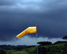Uma semana depois de um ciclone extratropical atingir o Sul do País e trazer muitos estragos para o Paraná, o Estado fica novamente em alerta com a previsão de que o mesmo fenômeno se repita entre esta terça (07) e quarta-feira (08). Porém, desta vez os transtornos serão menores, já que o ciclone que se forma no Oceano Atlântico, entre o litoral do Rio Grande do Sul e o do Uruguai, é menos intenso, diz o Simepar. Foto: Gilson Abreu/AEN