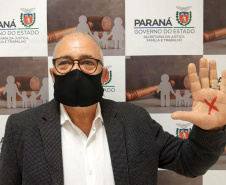 A Secretaria de Estado da Justiça, Família e Trabalho, junto da primeira-dama do Paraná, Luciana Saito Massa, que preside o Conselho de Ação Solidária, aderiu à Campanha Nacional do Sinal Vermelho para o enfrentamento da violência doméstica. A campanha foi lançada pelo Conselho Nacional de Justiça (CNJ) e a Associação dos Magistrados Brasileiros (AMB). Foto:SEJUF
