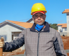 Nenaldo de Ramos está trabalhando na obra da Cohapar em Cantagalo, onde estão sendo construídas 119 casas urbanas do programa Nossa Gente Paraná. 