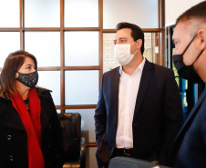 O governador Carlos Massa Ratinho Junior autorizou nesta quinta-feira (09) a liberação de R$ 17 milhões para implementação de sinalização viária em 124 municípios de todas as regiões do Estado. Os recursos foram disponibilizados pelo Departamento de Trânsito do Paraná (Detran-PR) dentro do programa Paraná Mais Cidades, com indicação orçamentária dos deputados estaduais.
